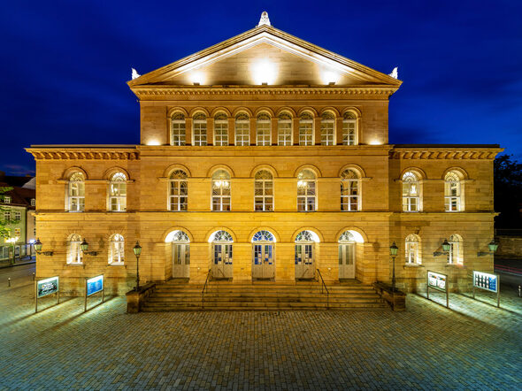 Landestheater Coburg beleuchtet am Abend