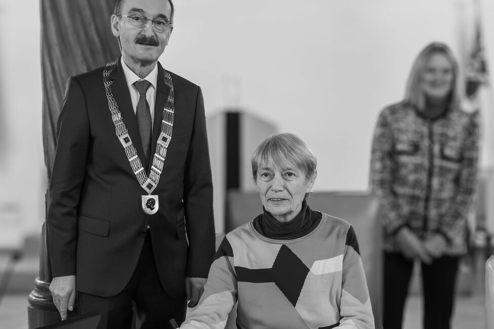 Maria Krumm mit 2. Bürgermeister Hans-Herbert Hartan während des Jubiläums der Städtepartnerschaft mti der Isle of Wight
