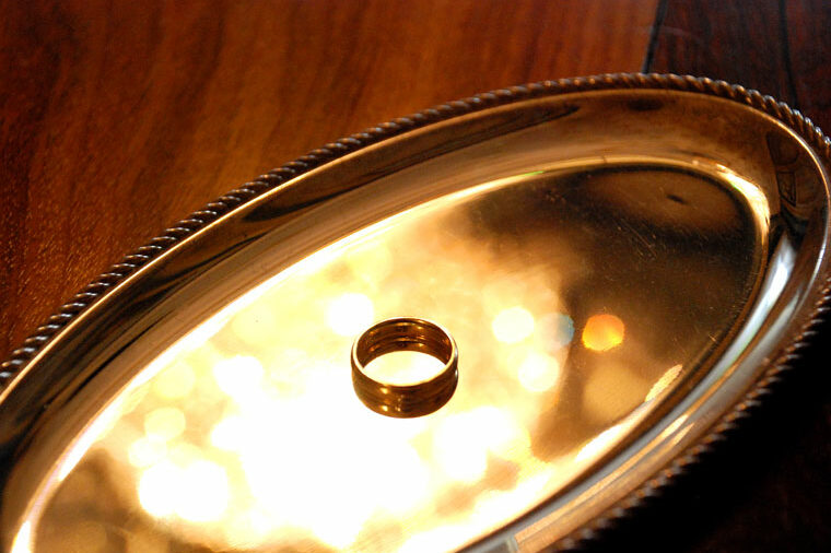 Trausaal Bürglassschlösschen - Ring auf Tablett