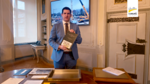 OB Dominik Sauerteig packt die Zeitkapsel für das Globe.