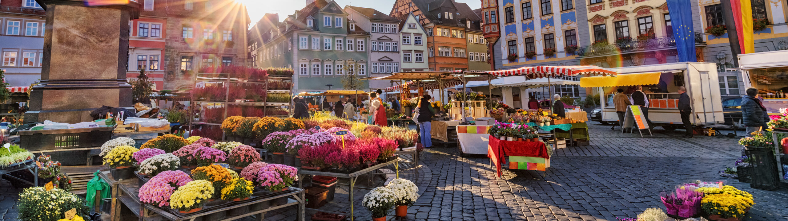 Markttreiben auf dem Coburger Marktplatz, im Hintergrund das Coburger Rathaus