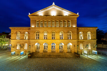 Landestheater Coburg beleuchtet am Abend