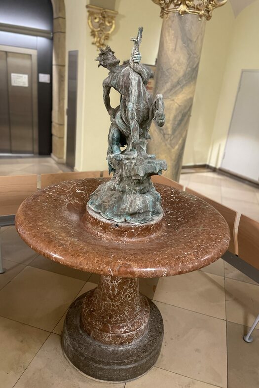 Centaur Brunnen im Foyer des Rathauses