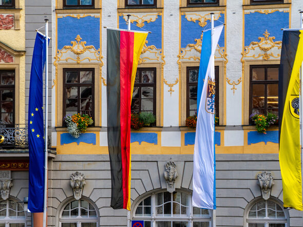 Flaggen (Europa, Bundesrepublik Deutschland, Freistaat Bayern, Stadt Coburg) vor dem Coburger Rathaus