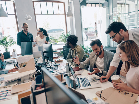 Junge Menschen arbeiten gemeinsam an einem Schreibtisch