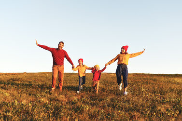 Familie in einer herbstlichen Landschaft