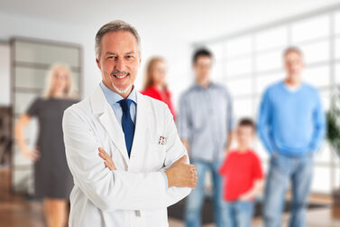 Arzt mit Familie im Hintergrund