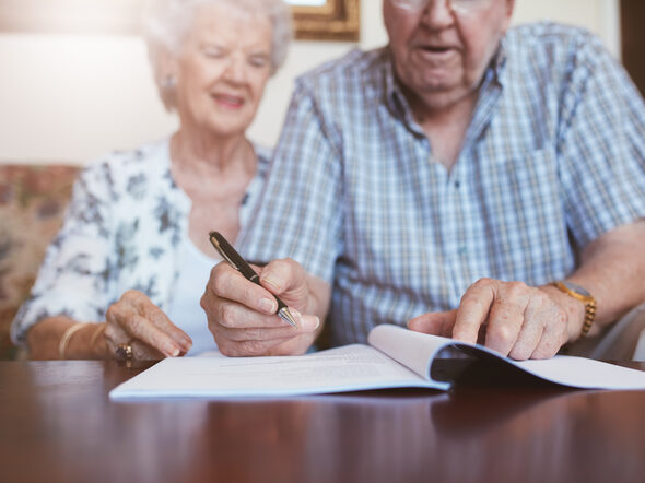 Senioren unterschreiben ein Dokument