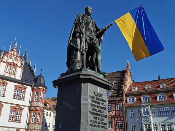 Prinz-Albert-Denkmal mit Ukraineflagge