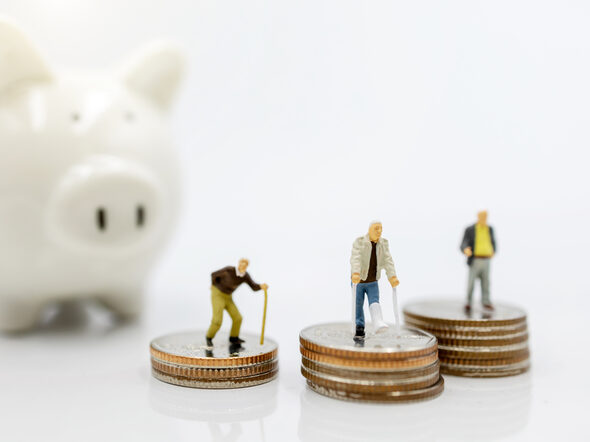 Miniaturfiguren von Senioren stehen auf Münzen. im Hintergrund steht ein Sparschwein