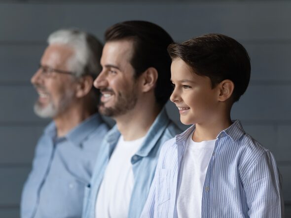 Drei Generationen: Junge, Erwachsener, Rentner