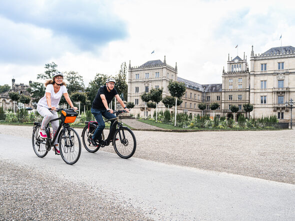 Fahrradfahrer vor Schloss Ehrenburg