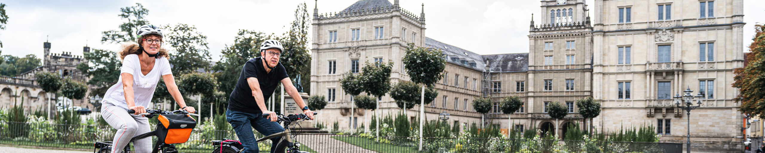 Fahrradfahrer vor Schloss Ehrenburg