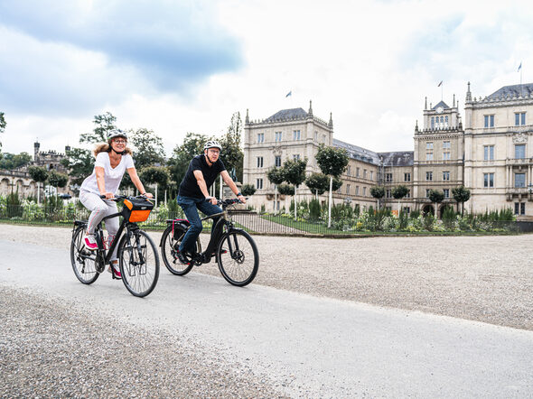 Fahrradfahrer vor Schloss Ehrenburg