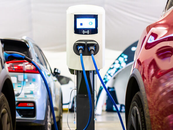 Autos laden an einer Elektroladestelle