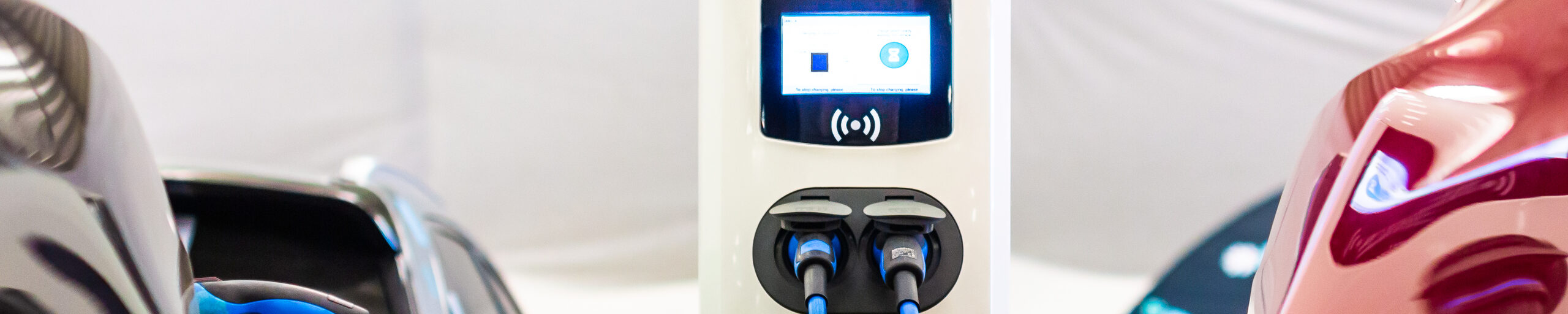 Autos laden an einer Elektroladestelle