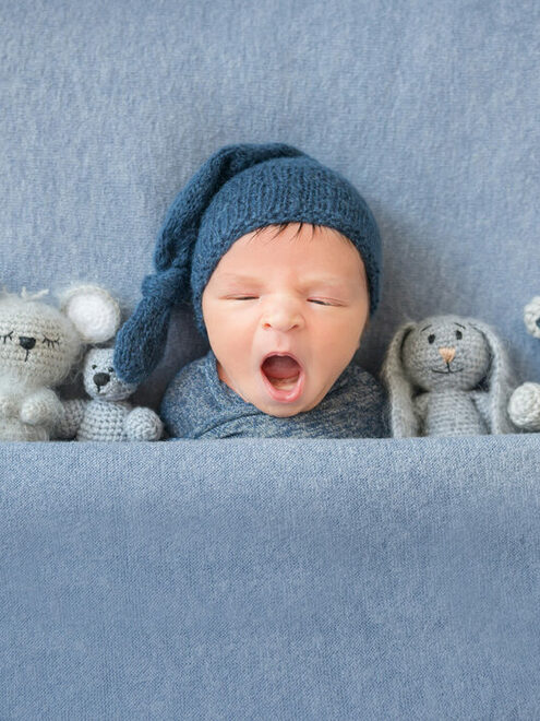 Neugeborener Junge mit Teddys