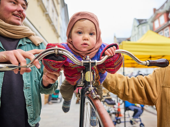 Ein Baby schaut über einen Fahrradlenker