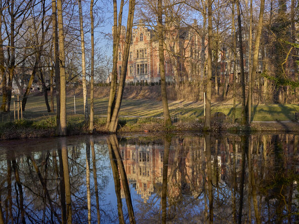 Das Ketschendorfer Schloss spiegelt sich im Teich des Ketschendorfer Parks
