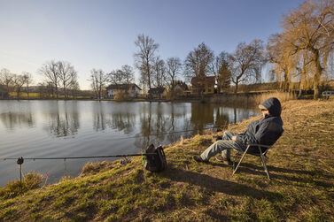 Ein Angler an einem Teich in Neu- und Neershof