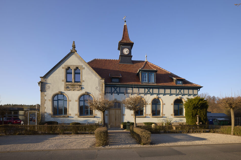 Überblicksaufnahme der alten Schule in Neu- und Neershof