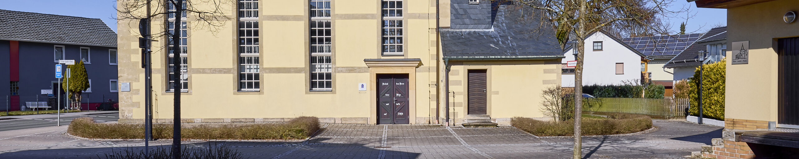 Vorderansicht einer Kirche in Scheuerfeld