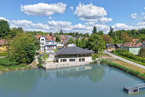 Haus am See vom Wolfgangsee aus gesehen