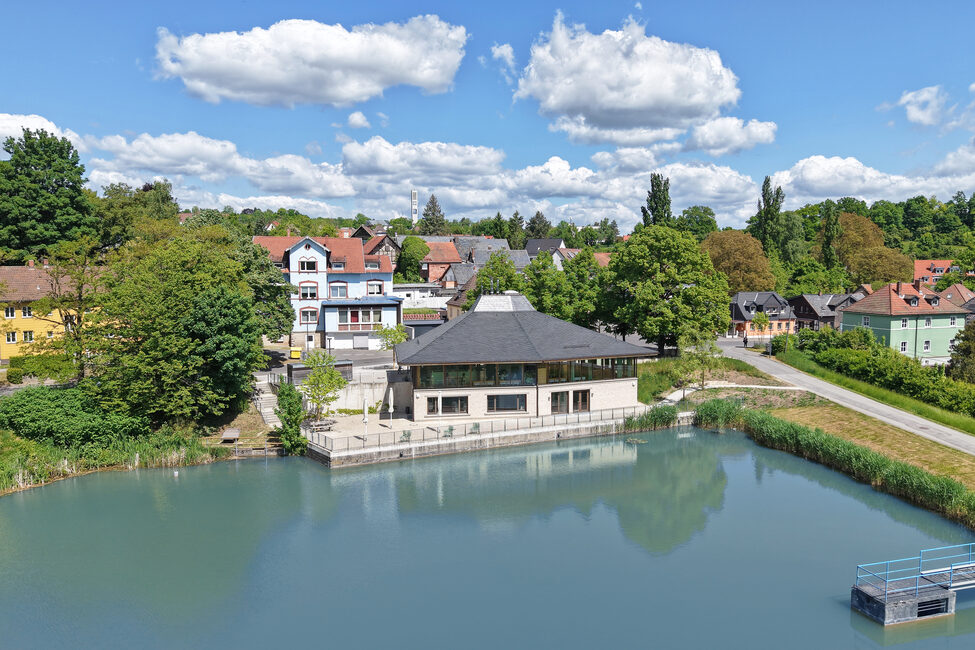 Haus am See vom Wolfgangsee aus gesehen