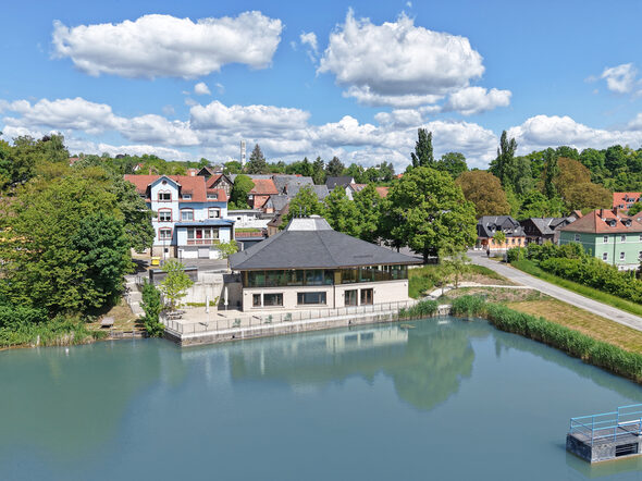 Haus am See vom Wolfgangsee aus gesehen