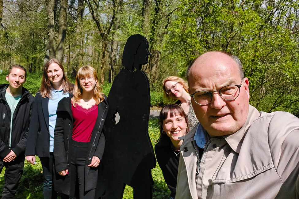 Ein Selfie mit Rückert ist eine der Aufgaben des Actionbound. Von links: Norbert Anders, Gian-Fabrizio Arca, Anna Sacharewitsch und Luise Golle.