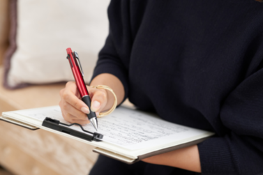 Eine Frau füllt einen Fragebogen aus