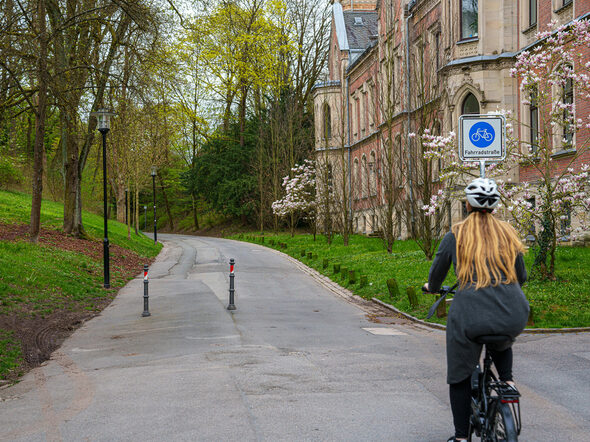 Radfahrerin fährt in die Fahrradstraße Allee in Coburg.