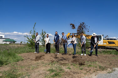 OB Dominik Sauerteig beim Spatenstich für den Park der Arten