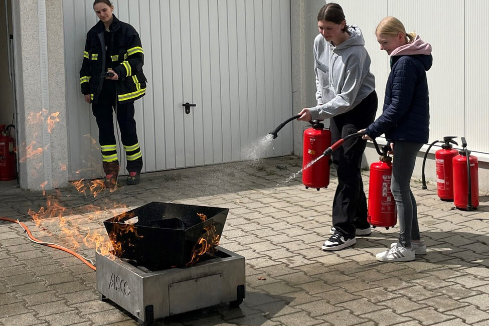 Girls' Day 2023 bei der Feuerwehr: Mädchen lernen das Löschen mit einem Feuerlöscher