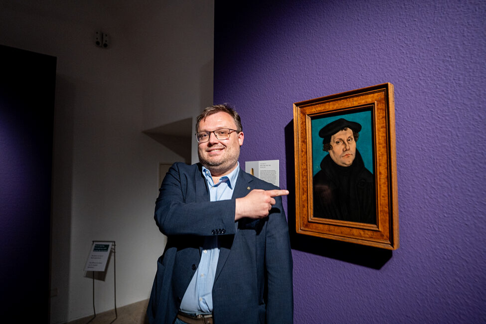 Stadtheimatpfleger Christian Boseckert in der Ausstellung zum Jubiläum "800 Jahre Veste".