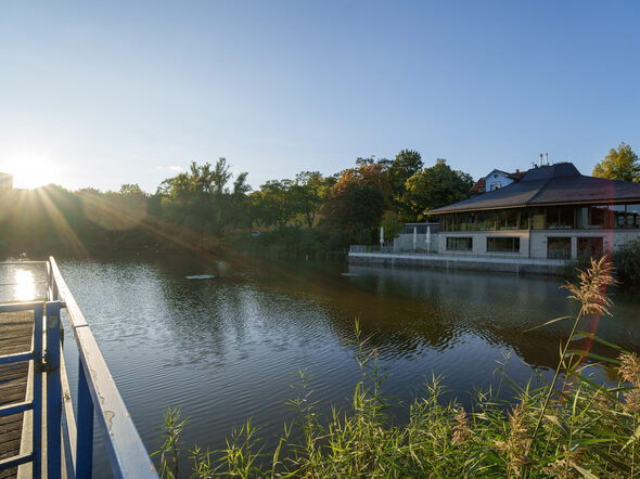 Das Haus am See bei Sonnenuntergang