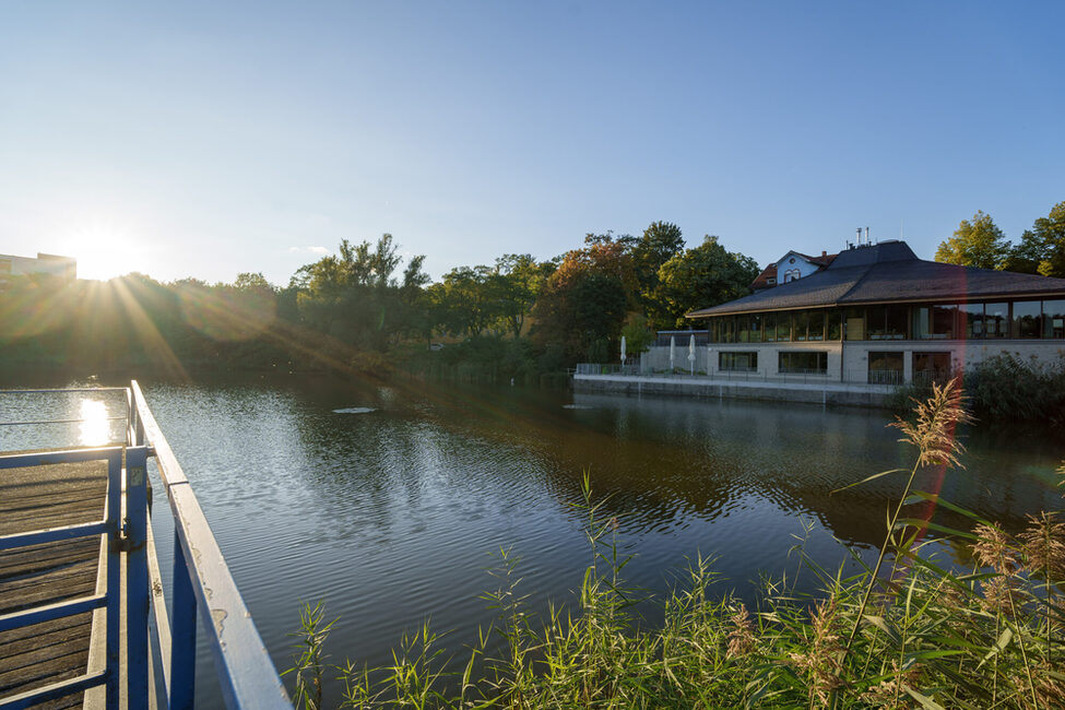 Das Haus am See bei Sonnenuntergang