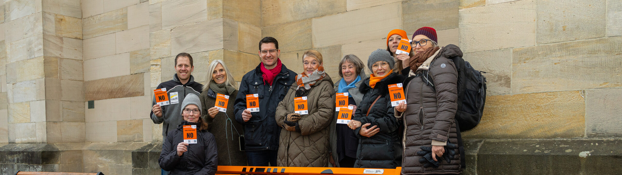 Der Arbeitskreis "Keine Gewalt gegen Frauen" und Stadt Coburg setzten ein Zeichen auf dem Schlossplatz "Keine Gewalt gegen Frauen".