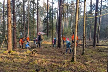 Die Umwelt-AG der Grundschule am Heimatring unter der Leitung von Frau Engelhardt hat mit großem Engagement etwa 180 Bäume gesetzt.