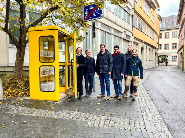 (von links) Tina Gehlen-Hopf, Stefan Kornherr, Dominik Sauerteig, Stefan Sauerteig, Markus Neufeld und Bodo Neubert vor der Food-Sharing-Telefonzelle
