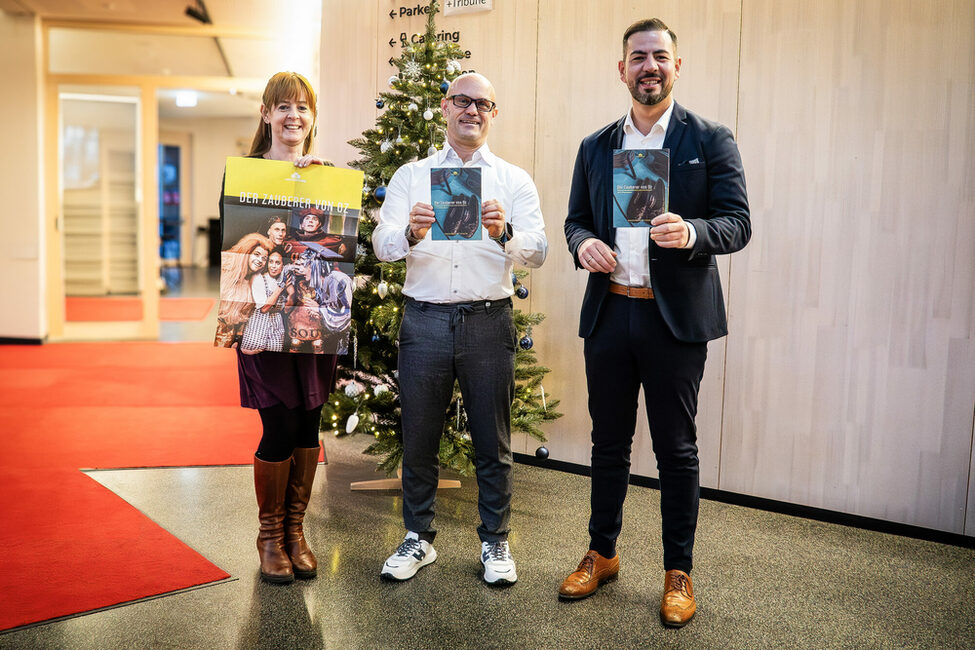 Bianca Haischberger, Björn Schumacher und Can Aydin bei der Spendenübergabe zum Weihnachtsmärchen im Globe.
