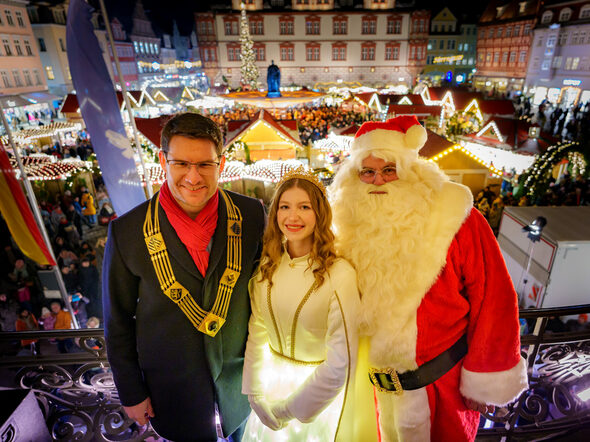 OB Dominik Sauerteig, Christkind Pelenope Kühne und der Weihnachtsmann haben den Weihnachtsmarkt 2023 eröffnet. (Im Hintergrund "SchmAlbert")