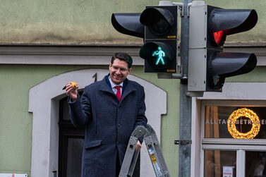 OB Dominik Sauerteig stellt die neuen Ampelmännchen mit Coburger Bratwurst vor.