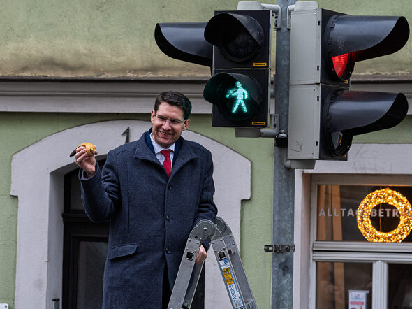OB Dominik Sauerteig stellt die neuen Ampelmännchen mit Coburger Bratwurst vor.