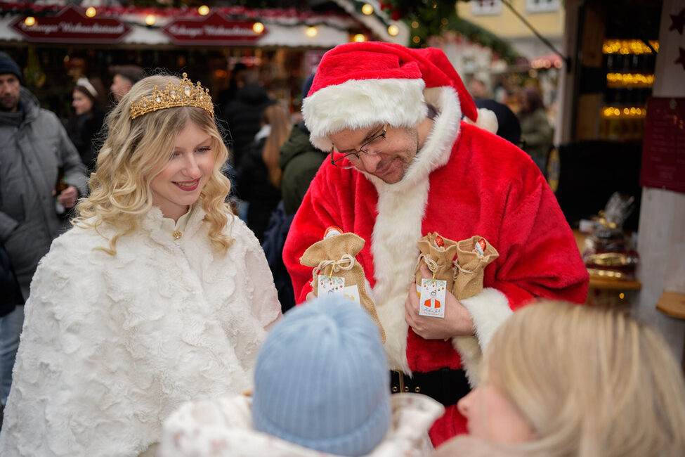 Mit dem Nikolaus und dem Christkind auf dem Weihnachtsmarkt