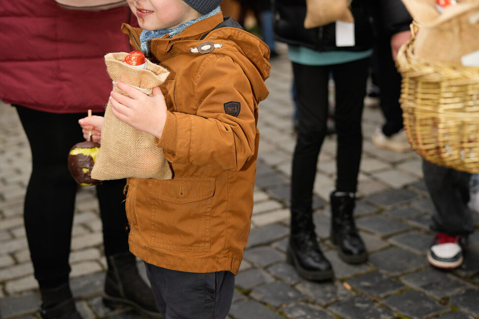 Mit dem Nikolaus und dem Christkind auf dem Weihnachtsmarkt