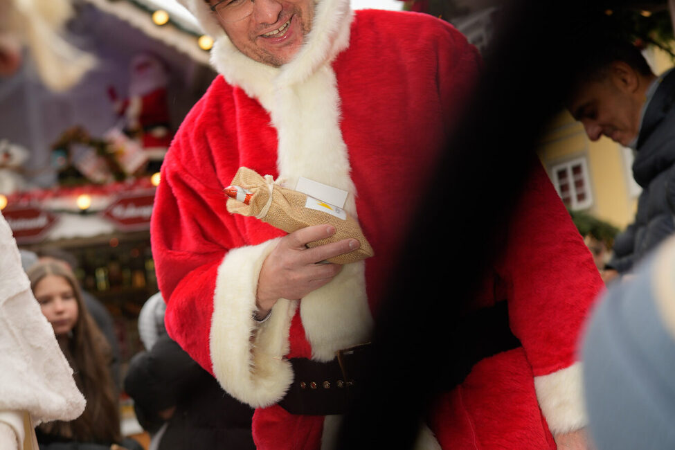 Mit dem Nikolaus und dem Christkind auf dem Weihnachtsmarkt