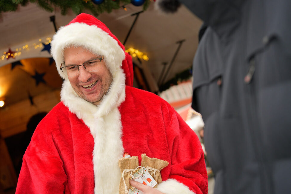 Mit dem Nikolaus und dem Christkind auf dem Weihnachtsmarkt