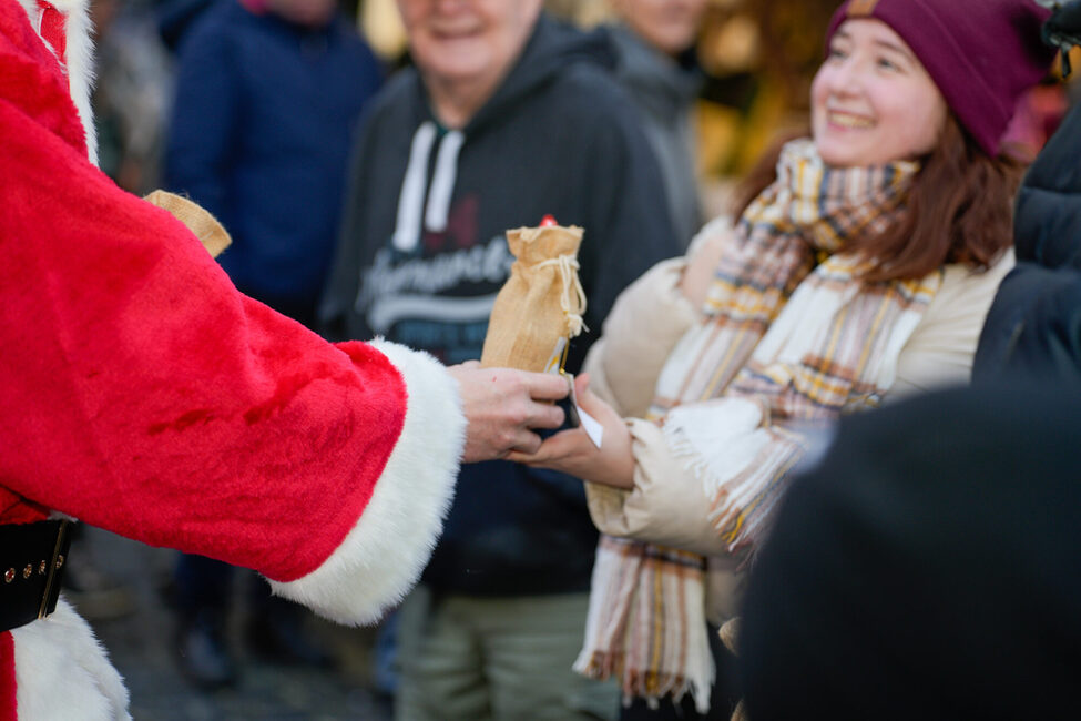 Mit dem Nikolaus und dem Christkind auf dem Weihnachtsmarkt