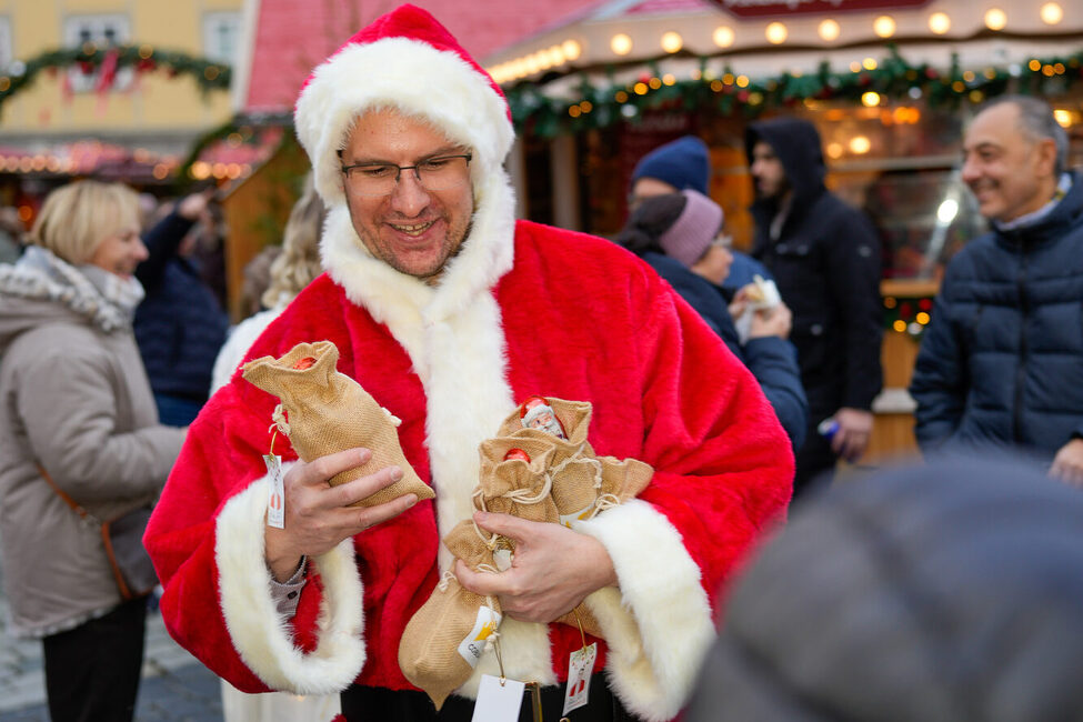 Mit dem Nikolaus und dem Christkind auf dem Weihnachtsmarkt